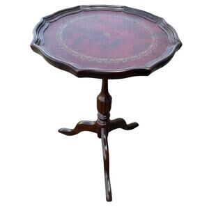 🪞 Vintage Pie-Crust Leather Top Accent Table – Mahogany Pedestal Side Table Red